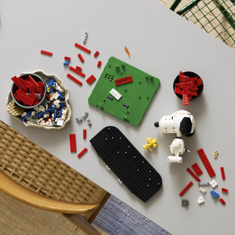 Lego Ideas Peanuts: Snoopys Doghouse